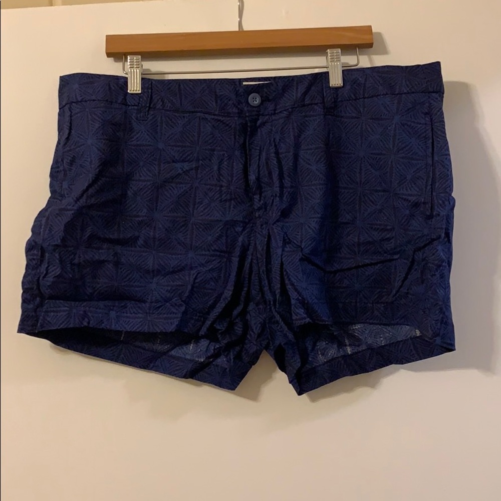 Black/Blue Patterned Gap 4” Shorts Size 18